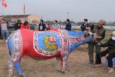 Họa sỹ đang hoàn thiện tác phẩm vẽ Đầu con rồng trên mình trâu