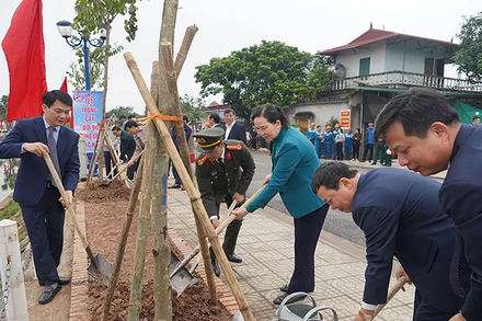Đồng chí Bí thư Tỉnh ủy tham gia Tết trồng cây tại phường Lam Hạ, thành phố Phủ Lý.