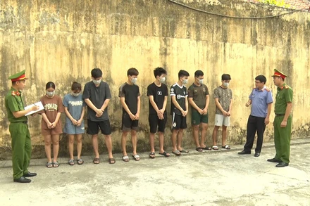 Cơ quan chức năng lấy lời khai các đối tượng.