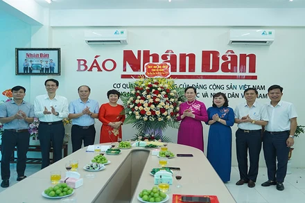 Đồng chí Bí thư Tỉnh ủy Hà Nam chúc mừng Văn phòng Đại diện Báo Nhân Dân tại Hà Nam 