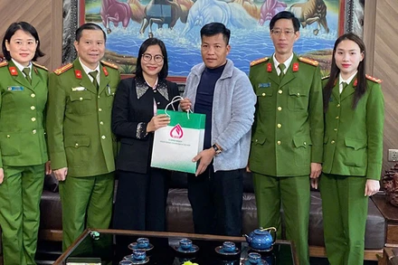 Công tác Công an tỉnh và Chi nhánh Ngân hàng chính sách xã hội tỉnh Hà Nam đã đến thăm hỏi, chúc Tết các hộ gia đình vay vốn chương trình Người chấp hành xong án phạt tù theo Quyết định số 22/2023/QĐ-TTg của Thủ tướng chính phủ trên địa bàn.