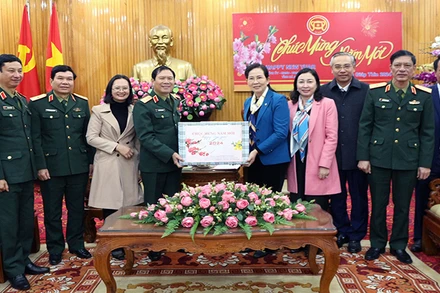 Thượng tướng Nguyễn Tân Cương, Ủy viên Trung ương Đảng, Ủy viên Thường vụ Quân ủy Trung ương, Tổng Tham mưu trưởng Quân đội nhân dân Việt Nam, Thứ trưởng Bộ Quốc phòng và đoàn công tác thăm, chúc Tết tại Tỉnh ủy Hà Nam.