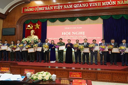 Các tập thể có thành tích xuất sắc trong công tác xây dựng Đảng được Ban Thường vụ Tỉnh ủy Hà Nam khen thưởng.