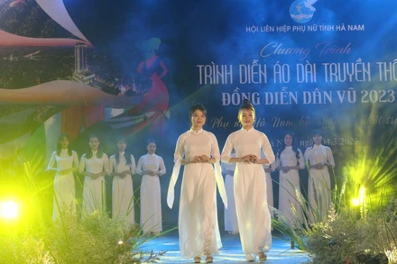 Mẫu áo dài tại Chương trình trình diễn áo dài truyền thống.