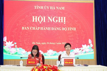 Các đồng chí Thường trực Tỉnh ủy chủ trì hội nghị.