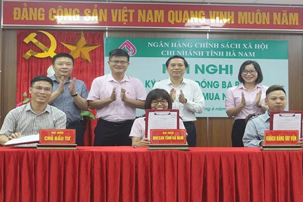 Đại diện các đơn vị và khách hàng vay vốn ký kết hợp đồng ba bên.