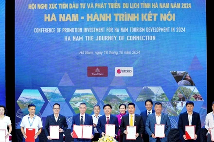 Ủy ban nhân dân tỉnh Hà Nam ký kết thỏa thuận hợp tác phát triển du lịch giữa tỉnh Hà Nam và các nhà đầu tư, tập đoàn, doanh nghiệp hoạt động trong lĩnh vực kinh doanh du lịch, lữ hành.
