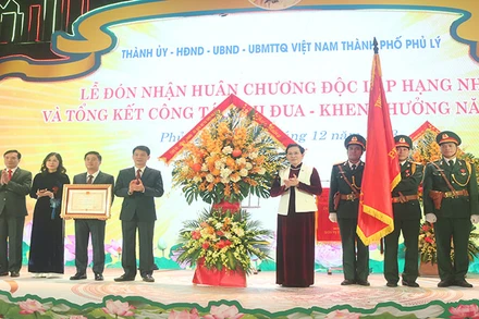 Thừa ủy quyền của Chủ tịch nước Cộng hòa xã hội Chủ nghĩa Việt Nam, đồng chí Bí thư Tỉnh Hà Nam trao tặng Huân chương Độc lập hạng Nhì cho Đảng bộ, Chính quyền và nhân dân thành phố Phủ Lý.