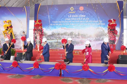 Các đại biểu thực hiện nghi thức động thổ.