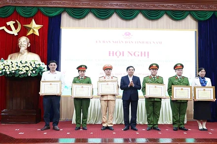Đồng chí Phó Chủ tịch UBND tỉnh Hà Nam trao bằng khen của Chủ tịch UBND tỉnh cho các cá nhân có thành tích xuất sắc trong công tác bảo đảm an toàn giao thông năm 2024.