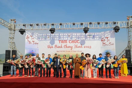 Ban tổ chức chương trình Vạn bánh chưng xanh tặng hoa cho các đội.