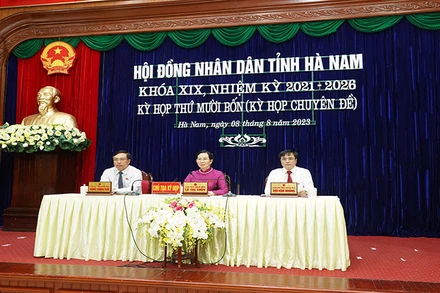 Các đồng chí chủ trì kỳ họp.