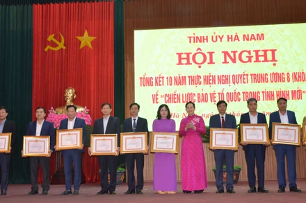 Đồng chí Bí thư Tỉnh ủy Hà Nam tặng Bằng khen của Ban Thường vụ Tỉnh ủy Hà Nam cho các tập thể, cá nhân có thành tích xuất sắc.