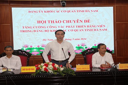 Đồng chí Bí thư Đảng ủy Khối các cơ quan tỉnh và các đồng chí lãnh đạo Đảng ủy Khối điều hành nội dung thảo luận tại hội thảo.