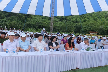 Các đại biểu dự lễ phát động Tháng hành động vì môi trường.