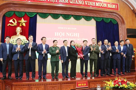 Các đồng chí trong Ban Thường vụ Tỉnh ủy, Thường trực Hội đồng nhân dân tỉnh, lãnh đạo Ủy ban nhân dân tỉnh, Đoàn Đại biểu Quốc hội tỉnh tặng hoa chúc mừng đồng chí Trương Quốc Huy được bầu giữ chức Bí thư Tỉnh ủy Hà Nam khóa XX, nhiệm kỳ 2020-2025.