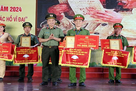  Giám đốc Công an tỉnh trao giải A toàn đoàn cho đội Khối Cảnh sát quản lý hành chính về Trật tự xã hội.