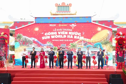 Đồng chí Phó Thủ tướng Chính phủ cùng lãnh đạo tỉnh Hà Nam và Tập đoàn Sun Group cắt băng khai trương Công viên nước Sun World Hà Nam.