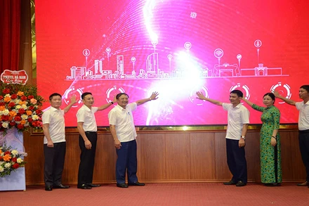 Các đại biểu bấm nút vận hành khai trương phần mềm giới thiệu PhuLy-S.