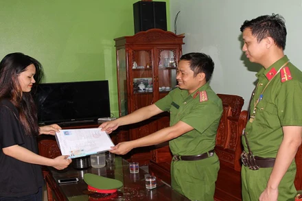 Cán bộ, chiến sĩ Đội Cảnh sát giao thông-trật tự, Công an thành phố Phủ Lý đến tận nhà trao trả giấy tờ cho cháu Nga.