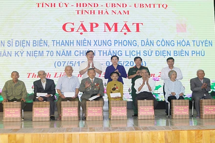 Các đồng chí lãnh đạo tỉnh Hà Nam tặng quà tri ân các chiến sĩ Điện Biên, dân công hỏa tuyến huyện Thanh Liêm.