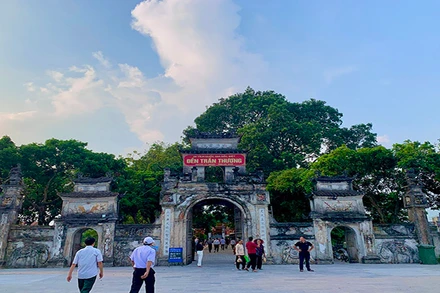 Đông đảo du khách thập phương và nhân dân về dự lễ hội truyền thống Đền Trần Thương.