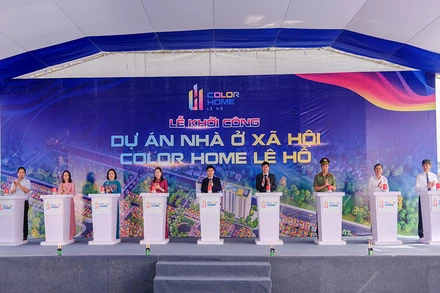 Các đồng chí lãnh đạo tỉnh Hà Nam và Liên danh Công ty trách nhiệm hữu hạn Flamingo Hải Tiến, Công ty cổ phần Hồng Hạc Đại Lải thực hiện nghi thức khởi công Dự án Nhà ở xã hội Color Home Lê Hồ. 