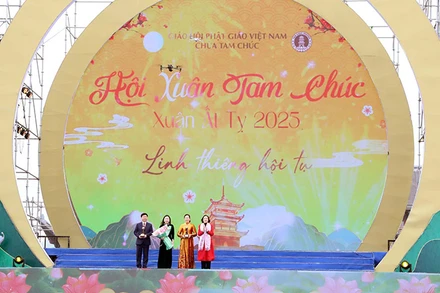 Phó Chủ tịch Quốc hội Nguyễn Thị Thanh đã trao giải thưởng “Hà Nam - điểm đến du lịch hàng đầu mới nổi châu Á” và giải thưởng đặc biệt năm 2024 của Tổ chức Giải thưởng Du lịch thế giới.