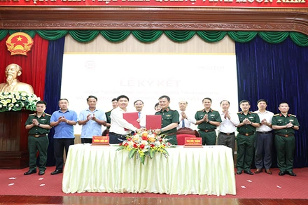 Chủ tịch Ủy ban nhân dân tỉnh Hà Nam và Chủ tịch tập đoàn Viettel ký kết thỏa thuận hợp tác.