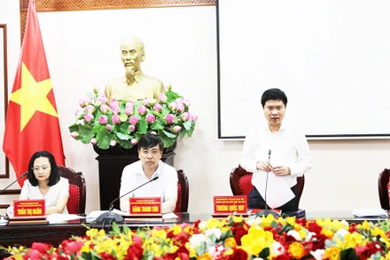 Đồng chí Bí thư, Chủ tịch Ủy ban nhân dân tỉnh Hà Nam phát biểu chỉ đạo tại hội nghị