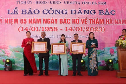  Các đồng chí lãnh đạo tỉnh Hà Nam tặng Bằng khen của Thủ tướng Chính phủ cho cá nhân tập có thành tích tiêu biểu trong học tập và làm theo tấm gương phong cách đạo đức HCM tại lễ kỷ niệm.