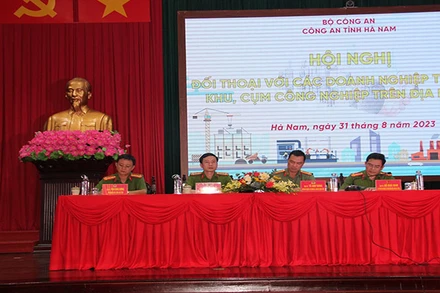 Các đồng chí chủ trì Hội nghị đối thoại.