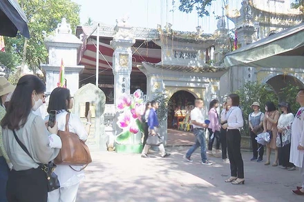 Hướng dẫn viên du lịch lịch giới thiệu đến khách du lịch về lịch sử, văn hóa Đền Lảnh Giang, thị xã Duy Tiên.