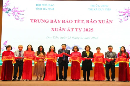 Các đại biểu cắt băng khai mạc Trưng bày báo Tết, báo Xuân Ất Tỵ 2025.