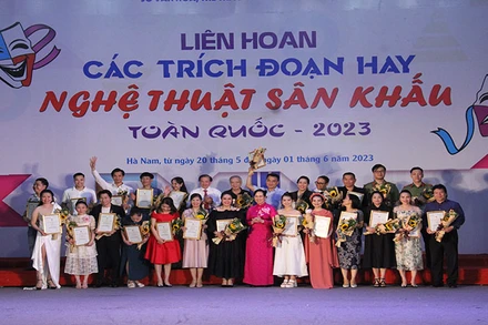 Đồng chí Bí thư Tỉnh ủy Hà Nam trao giải Vàng cho các diễn viên.