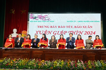 Các đại biểu cắt băng khai mạc Hội báo Xuân Giáp Thìn 2024.