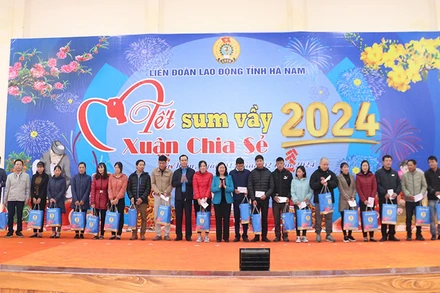 Đồng chí, Trưởng Ban Dân vận Trung ương và đồng chí Chủ tịch Tổng Liên đoàn Lao động Việt Nam tặng quà công nhân người lao động tỉnh Hà Nam.