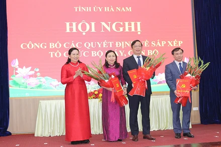 Đồng chí Bí thư Tỉnh ủy Hà Nam trao Quyết định và tặng hoa chúc mừng các đồng chí Bí thư và Phó Bí thư Đảng bộ các cơ quan Đảng tỉnh.