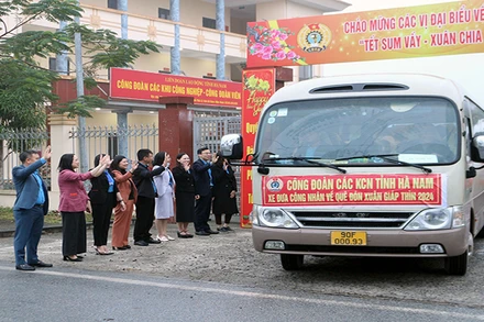 Lãnh đạo Liên đoàn Lao động tỉnh Hà Nam động viên công nhân, người lao động ở xa về quê đón Tết.
