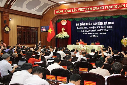 Các đại biểu biểu quyết thông qua các nghị quyết tại Kỳ họp.