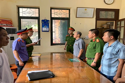 Cơ quan Cảnh sát điều tra công an tỉnh Hà Nam tống đạt quyết định khởi tố bị can, lệnh bắt bị can để tạm giam lệnh khám xét đối với Phạm Gia Luật.