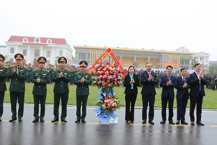 Các đồng chí lãnh đạo tỉnh Hà Nam tặng hoa chúc mừng cán bộ chiến sĩ lực lượng vũ trang tỉnh tại lễ ra quân huấn luyện năm 2025.