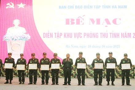 Trung tướng Nguyễn Quang Ngọc, Ủy viên Trung ương Đảng, Tư lệnh Quân khu 3, Trưởng Ban chỉ đạo diễn tập Quân khu 3 khen thưởng các tập thể, cá nhân có thành tích xuất sắc trong diễn tập.