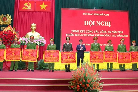 Đồng chí Chủ tịch UBND tỉnh tặng Cờ thi đua của Bộ Công an cho các tập thể, cá nhân xuất sắc trong thực hiện nhiệm vụ năm 2024.