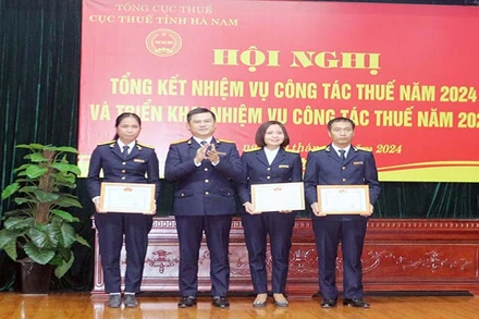 Lãnh đạo Tổng Cục Thuế trao tặng Danh hiệu Tập thể lao động xuất sắc cho các đơn vị.