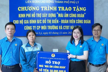 Đại diện lãnh đạo Liên đoàn Lao động tỉnh Hà Nam và thành phố Phủ Lý trao kinh phí hỗ trợ xây "Mái ấm Công đoàn".