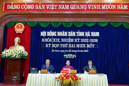 Các đồng chí Thường trực Hội đồng nhân dân tỉnh Hà Nam chủ tọa điều hành Kỳ họp.