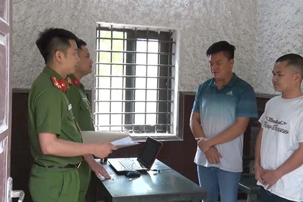 Hai đối tượng mua bán trái phép hóa đơn và trốn thuế.