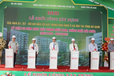 Các đại biểu bấm nút khởi công xây dựng Tòa nhà B1, B2 - Dự án đầu tư xây dựng khu nhà ở xã hội tại phường Đồng Văn, thị xã Duy Tiên, tỉnh Hà Nam.