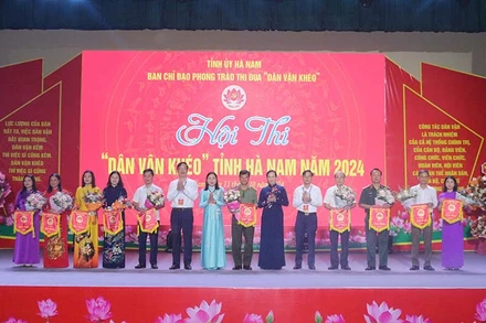 Các đồng chí lãnh đạo tỉnh Hà Nam tặng hoa, cờ lưu niệm cho các đội thi.